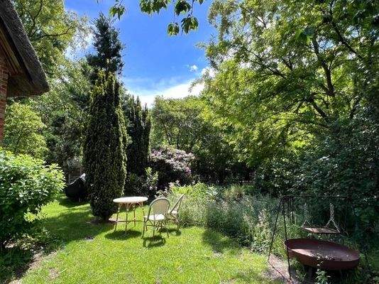 großzügiger ländlicher Garten