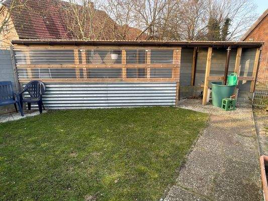 kleiner Abstellraum im rückwärtigen Garten