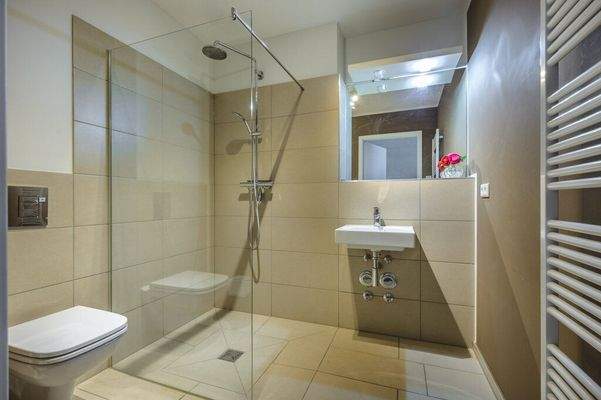 Badezimmer mit Dusche