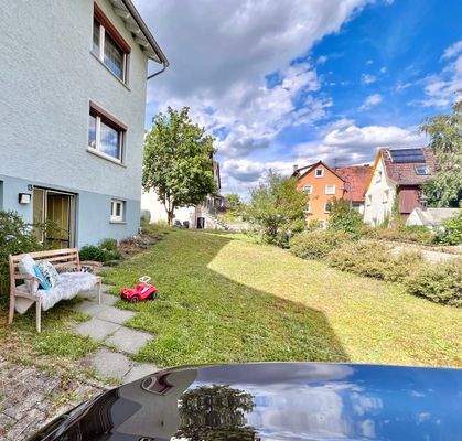 Haus mit Wiese vorne.JPG