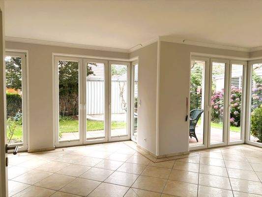 Wohn- Esszimmer mit Durchgang zur Terrasse