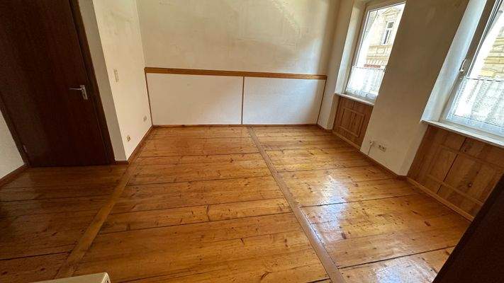 Wohnzimmer mit Eingangstüre.jpg