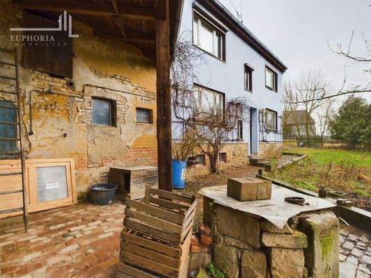 Scheune und Wohnhaus mit Brunnen