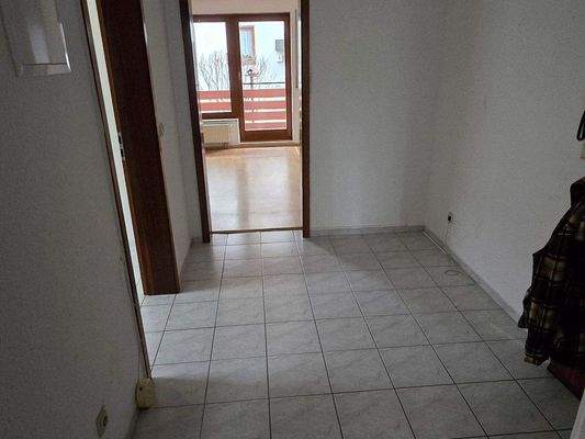 Flur zu Küche und WZ (vor Sanierung | unbewohnt)