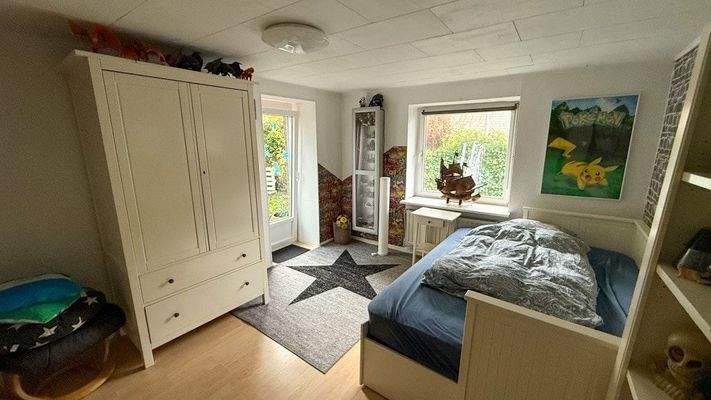 Zimmer mit Terrassentür im Erdgeschoss