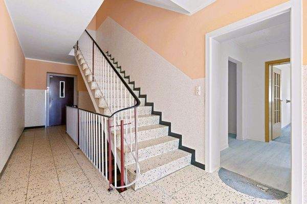 Treppenhaus mit Whg-Tür