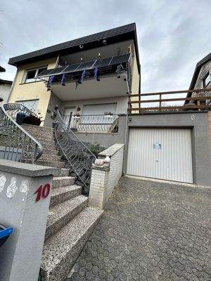 Hauseingang und Garage