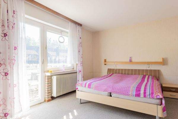 Zimmer (mit Zugang Balkon) Obergeschoss