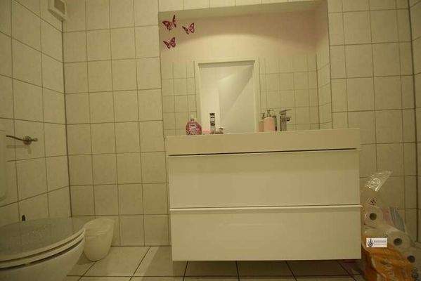 WC mit großem Waschbecken
