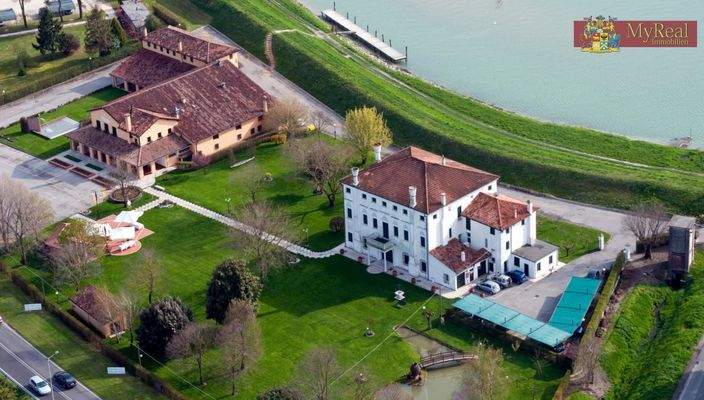 Villa, Restaurantkomplex und Anlegesteg