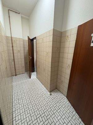 Helle Flure mit Fliesen