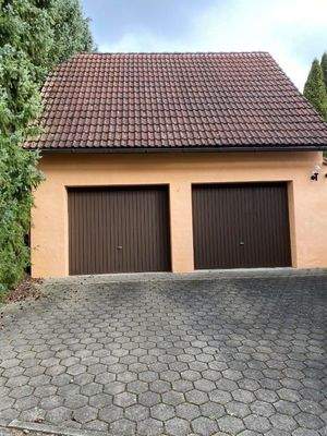 zwei Garagen mit E-öffner