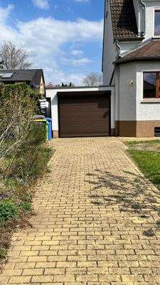 Einfahrt mit Garage