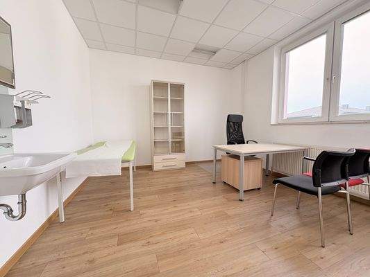 Behandlungszimmer1 (3).JPG