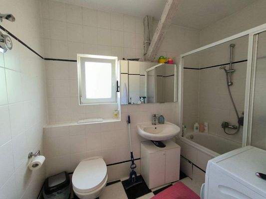 Whg. 7 Badezimmer.jpg