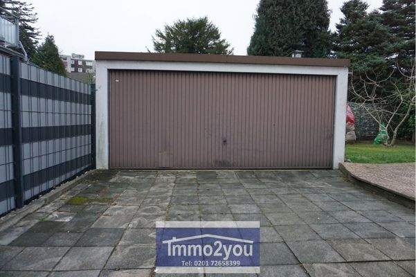 Doppelgarage mit Stellplätze davor