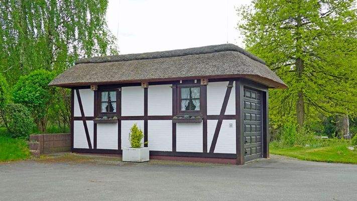 Einzelgarage vor dem Haus