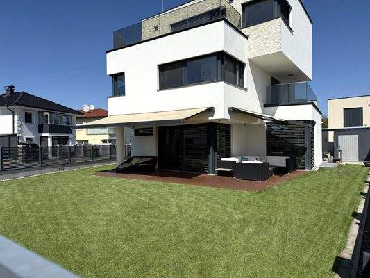 Gartenansicht / Villa in Stahlbetonbauweise