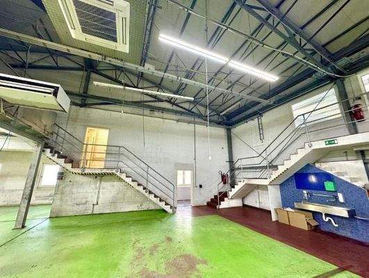 Aufgänge Produktionshalle