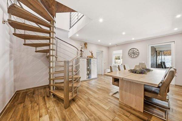 Essbereich mit Treppe ins Dachgeschoss