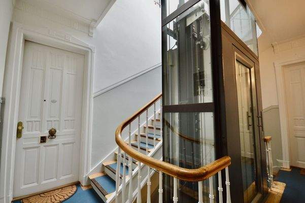 Renoviertes Treppenhaus mit Aufzug