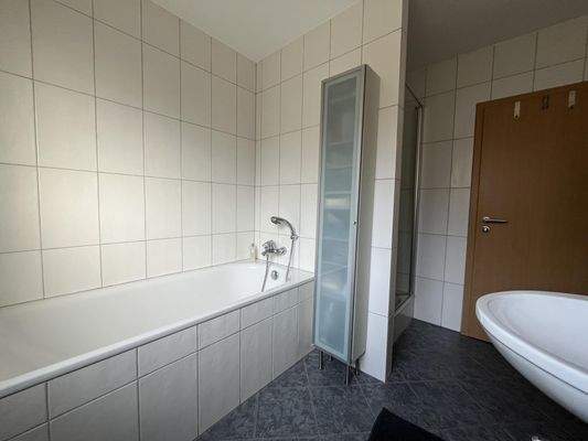 ... mit Wanne und Dusche