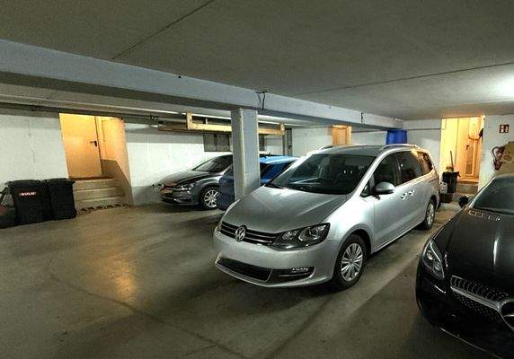 Tiefgarage mit Zugang ins Haus