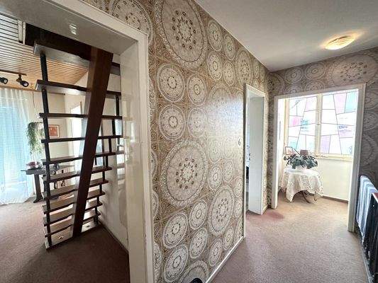 OG Flur mit Treppe ins DG