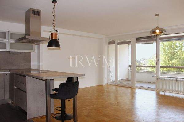 Küche und Wohnzimmer