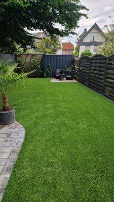 Neu angelegter Garten im Sommer 