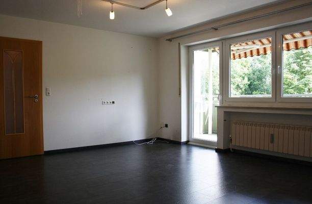 Wohnzimmer mit Balkonzugang