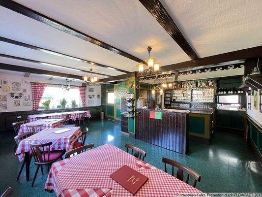 kleiner Gastraum mit Theke