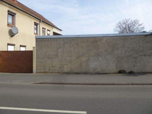 Seitenansicht mit Toreinfahrt