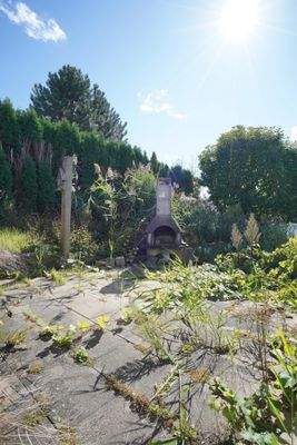 Garten links am Gebäude