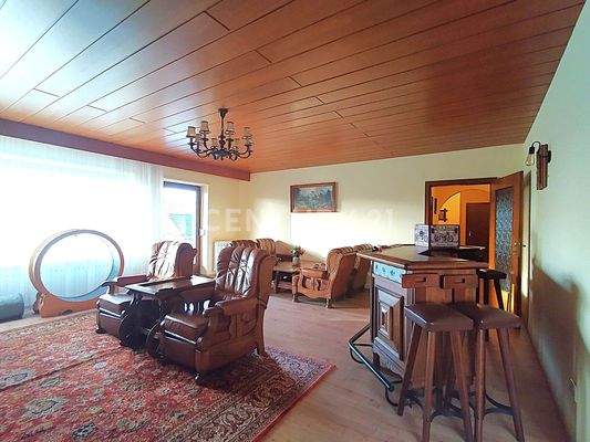 Das Wohnzimmer mit Blick zum Balkon