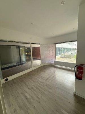 Leerer Raum mit Glasfront