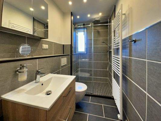 EG re. Badezimmer mit Dusche