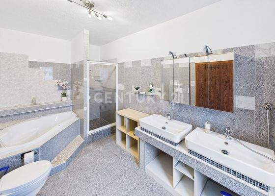 Großzügiges Badezimmer mit Dusche und Wanne im Erdgeschoss