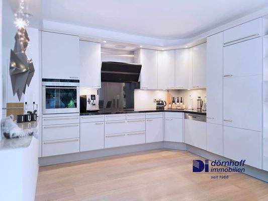 Wohnzimmer mit offener Küche