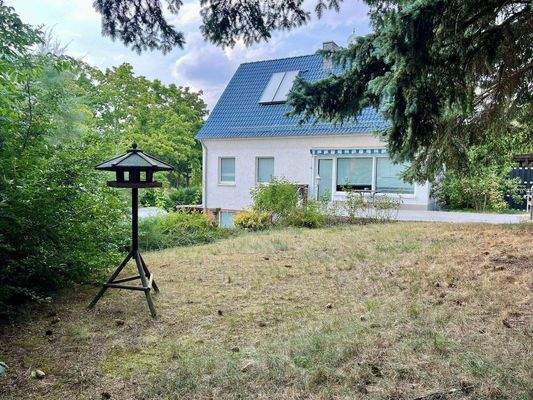 Vorgarten mit Vogelhäuschen