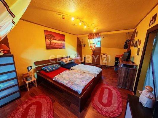 lichtdurchflutetes, großes Schlafzimmer