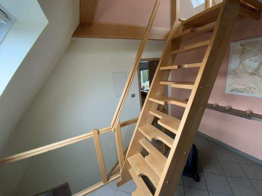 der Spitzboden ist über eine Raumspartreppe zu erreichen