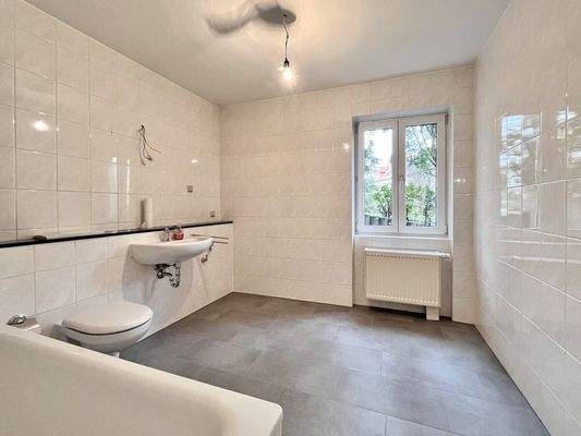 2026-3368-Badezimmer mit Fenster