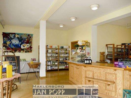 Laden mit Blick zum Büro