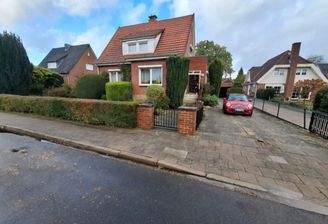 Frontansicht mit Auffahrt