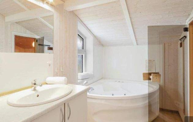 Bad mit Sauna und Whirl-Wanne