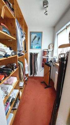 heller, begehbarer Kleiderschrank im DG