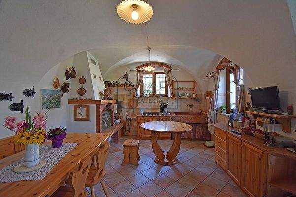 Exklusive Villa mit Panoramablick und großem Grundstück – Ala