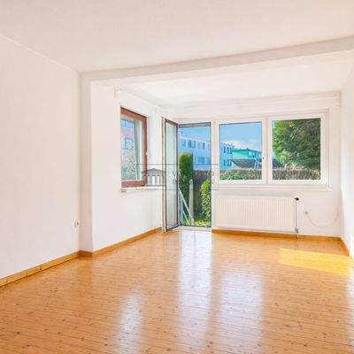 lichtdurchflutetes Wohnzimmer mit Garten