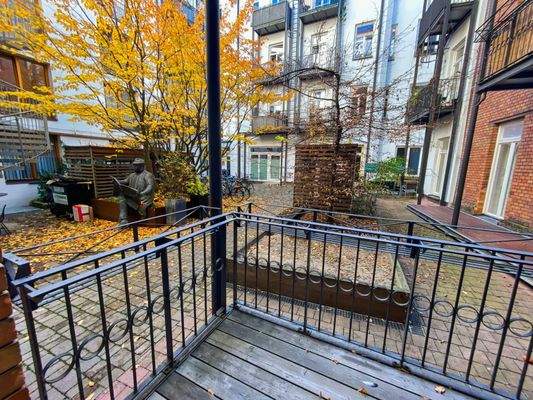 Ruhiger Balkon zum Innenhof